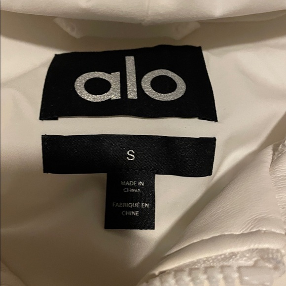 NWT - alo yoga Power Hour faux leather bomber size S in ivory - Picture 4 of 6